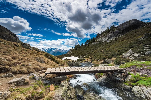 Pont en bois sur ruisseau de montagne sauvage — Photo