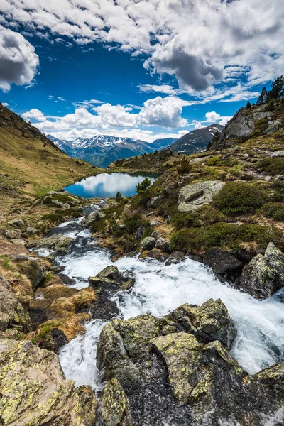 Stream stromen naar lake Tristaina, Andorra — Stockfoto