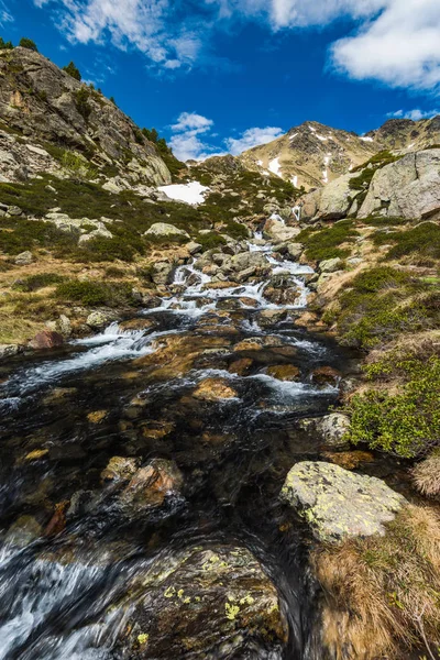 Cristal helder water in Pyreneeën stream — Stockfoto