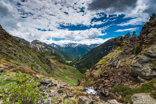 Vue sur la nature sauvage des Pyrénées — Photo