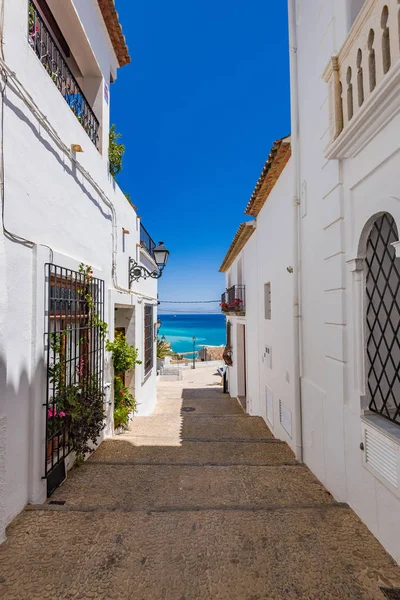 Enge straße in altea, spanien — Stockfoto