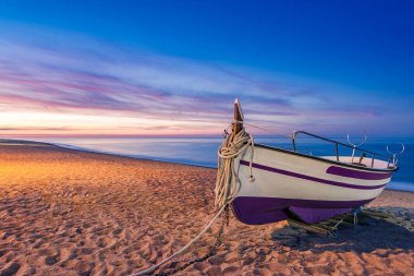 Sunrise beach üzerinde eski ahşap balıkçı teknesi