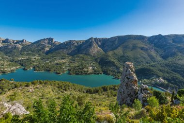 Guadalest, İspanya yakınındaki göl üzerinden panoramik görünüm