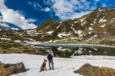 Etkin uzun yürüyüşe çıkan kimse Pyrenees köpek ile yargılanıyor