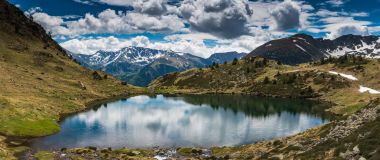 Tristaina Gölü, Andorra üzerinden geniş panoramik uzak manzara