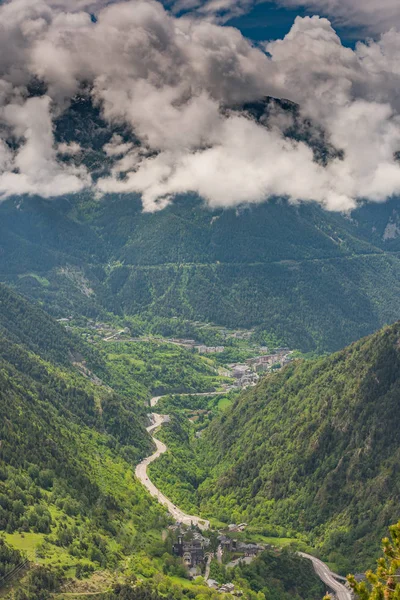 Vista aérea de drones sobre o vale em Andorra — Fotografia de Stock