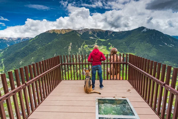 Homem e cão com vista para Andorra a partir do convés de observação . — Fotografia de Stock