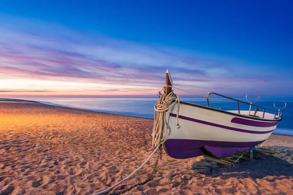 Vecchia barca da pesca in legno sulla spiaggia all'alba — Foto Stock