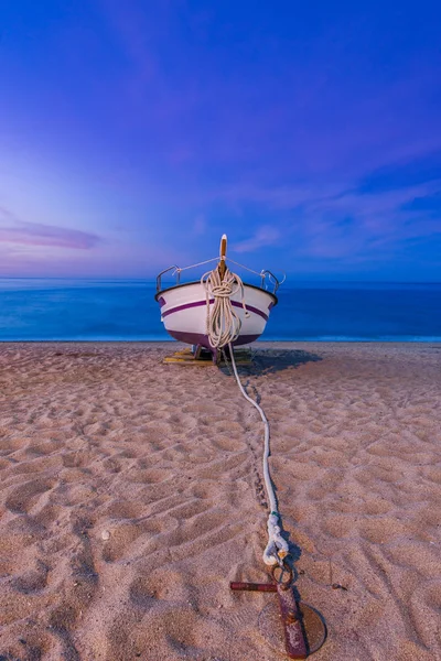 Vecchia barca da pesca in legno sulla spiaggia all'alba — Foto Stock