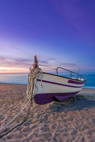Barca da pesca sulla spiaggia sabbiosa all'alba nostalgica — Foto Stock
