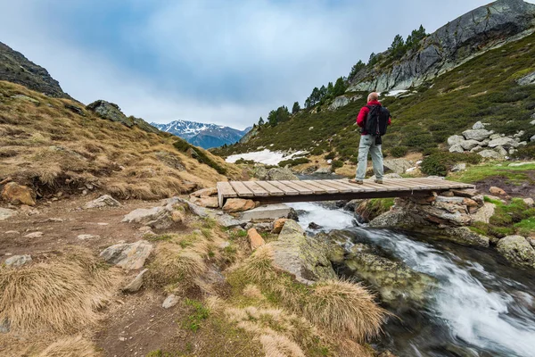 Caminante mirando sobre los Pirineos desde el puente — Foto de Stock