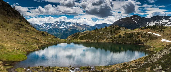 Amplia vista panorámica sobre el lago Tristaina, Andorra — Foto de Stock