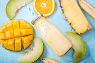 Düz yatıyordu tropik smoothie, diyet kavramı