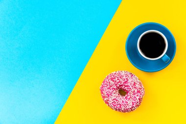 Kahve ve donut parlak zemin üzerine