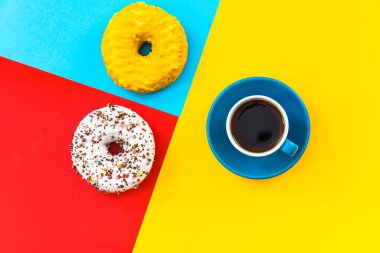 Kahve Kupası ve çörek minimalist renkli tasarım