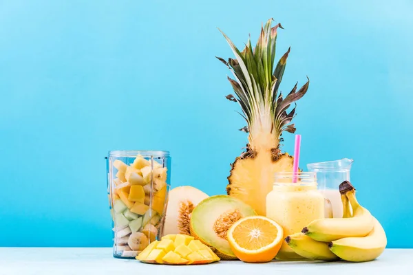 Fresh fruits and blender jar for smoothie — Stock Photo, Image