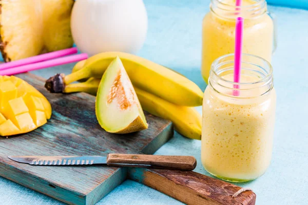 Mason kavanoza tropikal canlı güler yüzlü ve malzemeler ile