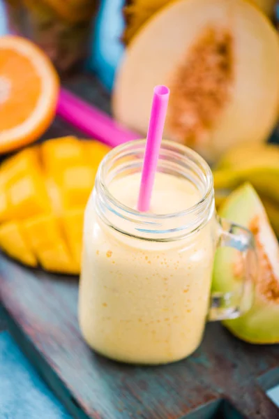 VIbrant and healthy tropical fruit smoothie — Stock Photo, Image