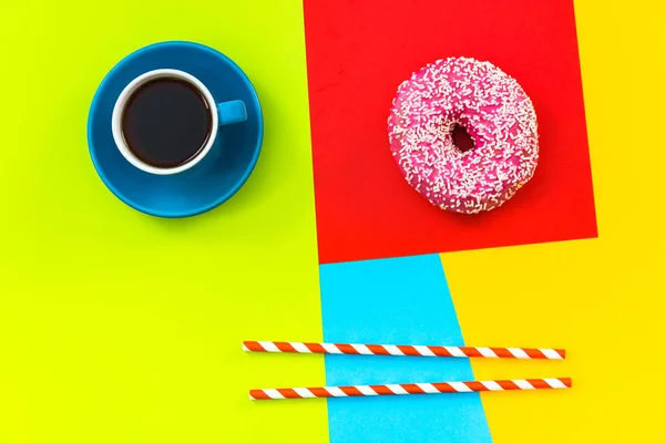 Taza de café y donut diseño colorido minimalista — Foto de Stock