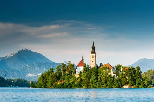 Igreja na ilha de Bled Lake na Eslovénia — Fotografia de Stock