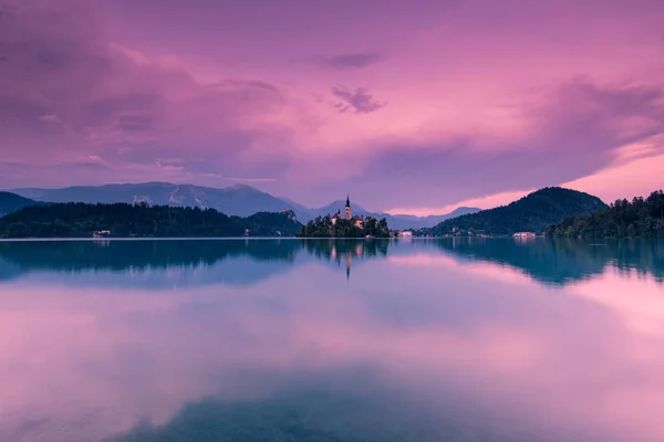 Espetacular pôr do sol sobre o lago Bled na Eslovénia — Fotografia de Stock