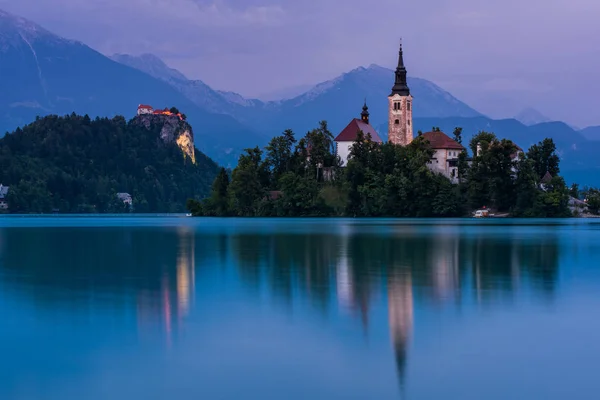มุมมองตอนเย็นของโบสถ์บนทะเลสาบเบลด์ในสโลเวเนีย — ภาพถ่ายสต็อก