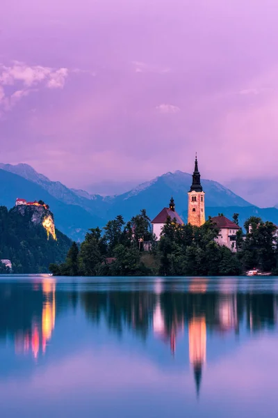 Pôr-do-sol colorido sobre o lago Bled na Eslovénia — Fotografia de Stock