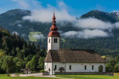 Bitnje Cerkev Bohijn Gölü yakınındaki Slovenya üzerinden alçak bulutlar