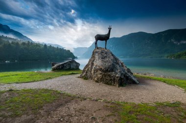 Bohinj Gölü yaz bulutlu gün itibariyle Slovenya