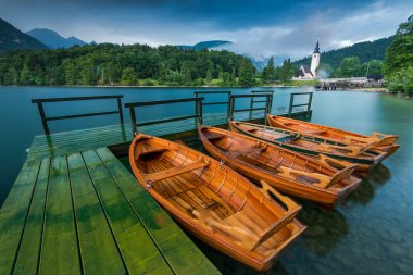 Ahşap eğlence tekneler ahşap İskelesi'göl Bohijn, Slovenya