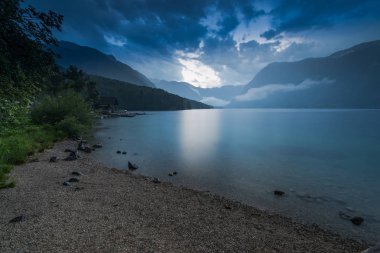 Dramatik günbatımında göl Bohijn, Slovenya