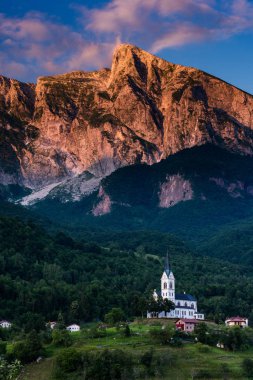 Slovenya Köyü Dreznica Alps çarpıcı günbatımı ışığı