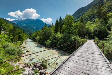 Slovenya Soca Nehri üzerinde ahşap köprü