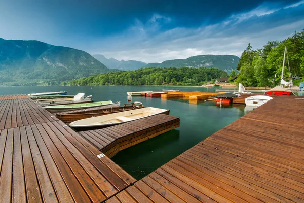 Γραφική προβλήτα με τις βάρκες στη λίμνη Bohinj, Σλοβενία — Φωτογραφία Αρχείου