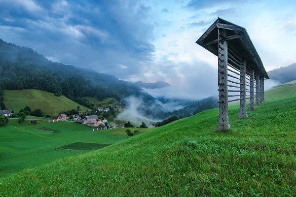 Hayrack tepe ve Slovenya Sorica Köyü — Stok fotoğraf