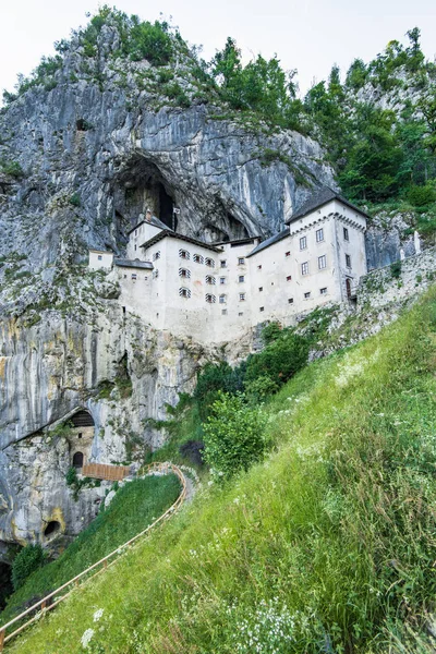 Kasteel van Predjama, gebouwd in de mond van een grot in Slovenië. — Stockfoto