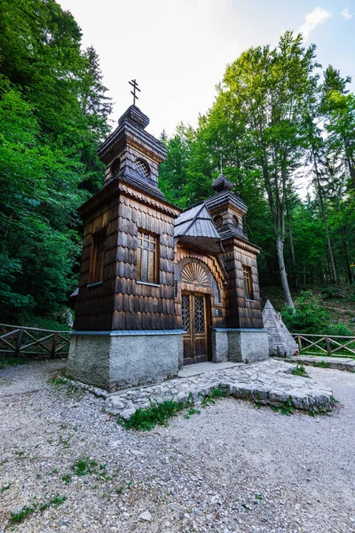 Orosz kápolna Vrsic pass, Júliai-Alpok, Szlovénia — Stock Fotó