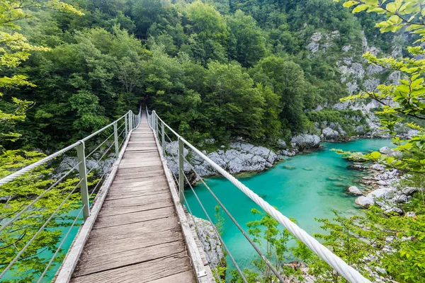 Ponte de madeira sobre rover Soca, Eslovénia — Fotografia de Stock