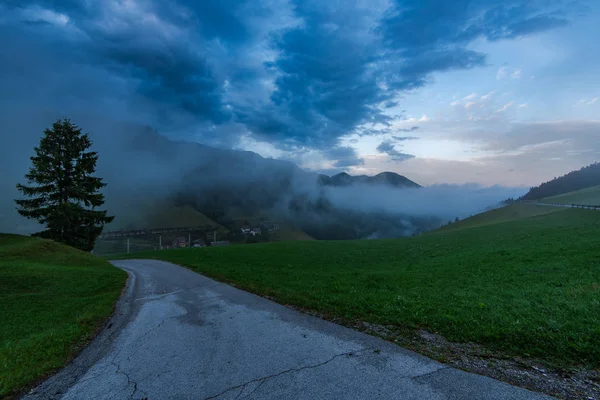 Kırsal boş yol Sorica Köyü Slovenya lider — Stok fotoğraf