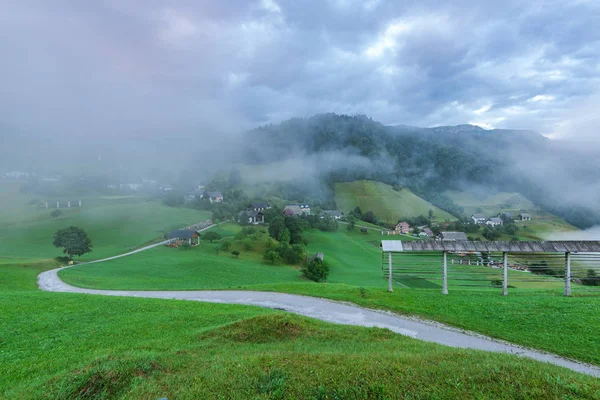 Kırsal boş yol Sorica Köyü Slovenya lider — Stok fotoğraf