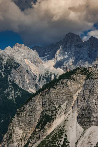Dağlar Vrsic seferde Triglav Park, Slovenya