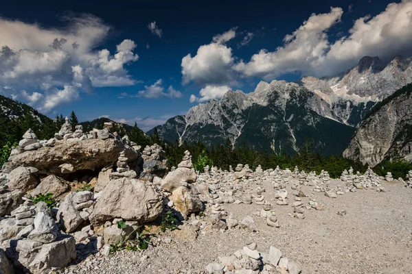 Hundrets of balance towers made in Triglav Park, Slovenia — Stock Photo, Image