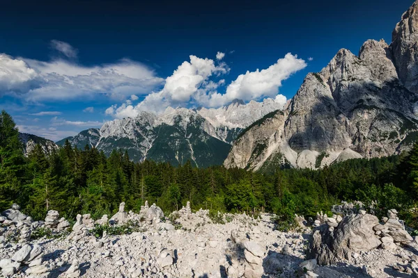 Hundrets egyenlege torony tette a Triglav Park, Szlovénia — Stock Fotó