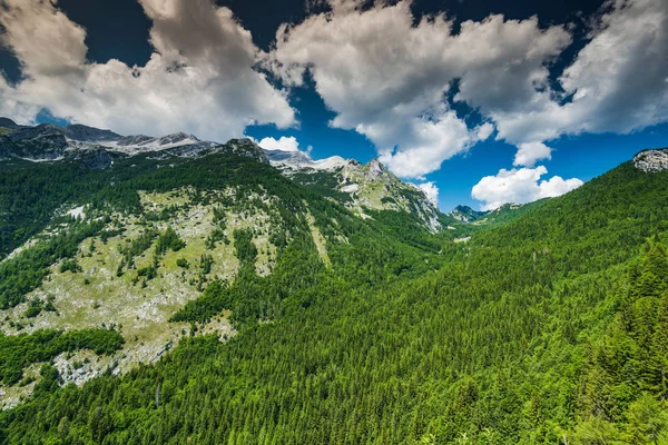Vysoké hory vrcholy v Slovinsko Julské Alpy — Stock fotografie