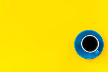 Soyut ve minimalist tasarım, kahve fincanı parlak zemin üzerine