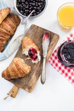 Yaban mersini marmelade ile taze kruvasan