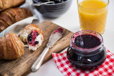 Yaban mersini marmelade ile taze kruvasan