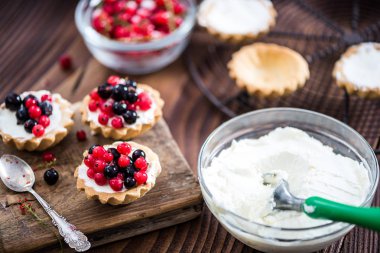 Süzme peynir ile siyah ve kırmızı Frenk üzümü tart yapma