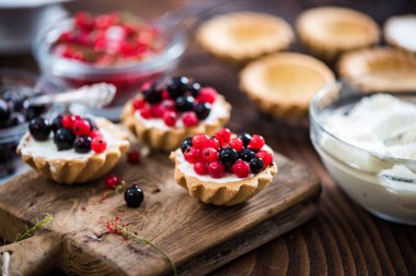 Süzme peynir ile siyah ve kırmızı Frenk üzümü tart yapma