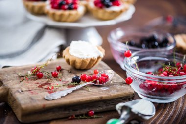 Süzme peynir ile siyah ve kırmızı Frenk üzümü tart yapma